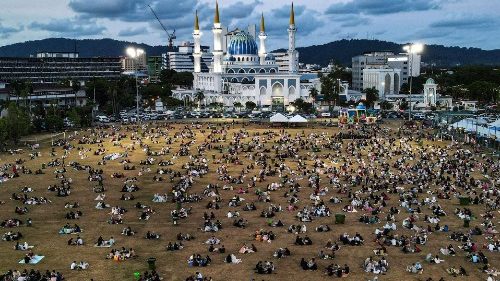 Depois de quebrar o jejum do Ramadã do lado de fora de uma mesquita na Malásia, as pessoas jogam seus restos em uma máquina que converte os restos de comida em fertilizante orgânico para as plantações. (AFP)