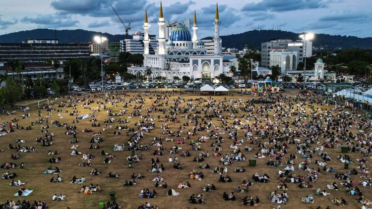 Depois de quebrar o jejum do Ramadã do lado de fora de uma mesquita na Malásia, as pessoas jogam seus restos em uma máquina que converte os restos de comida em fertilizante orgânico para as plantações. (AFP)