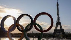 Les anneaux olympiques sur l'esplanade du Trocadéro à Paris. 
