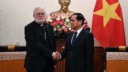 वियतनाम के विदेश मंत्री बुई थनह सोन के साथ वाटिकन विदेश सचिव महाधर्माध्यक्ष पौल रिचर्ड गल्लाघर 