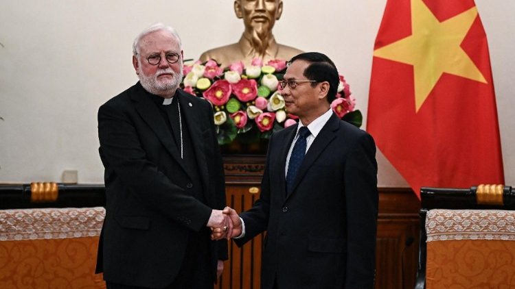 वियतनाम के विदेश मंत्री बुई थनह सोन के साथ वाटिकन विदेश सचिव महाधर्माध्यक्ष पौल रिचर्ड गल्लाघर 