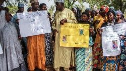 Eltern und Verwandten halten Fotos der entführten Mädchen in Chibok, Nigeria