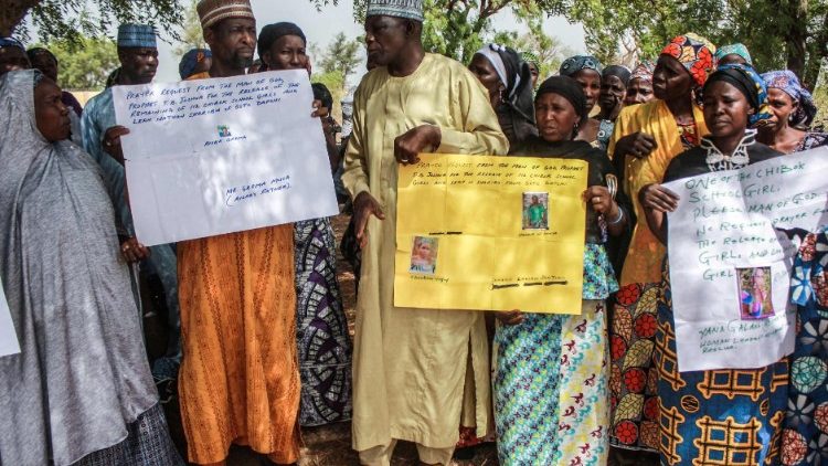 Eltern und Verwandten halten Fotos der entführten Mädchen in Chibok, Nigeria