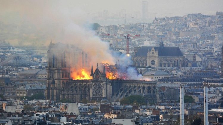 2019년 4월 15일 파리 노트르담 대성당의 화재 현장 