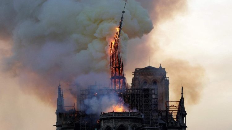 Le 15 avril 2019, la flèche de la cathédrale Notre-Dame de Paris s'effondrait.   (AFP or licensors)