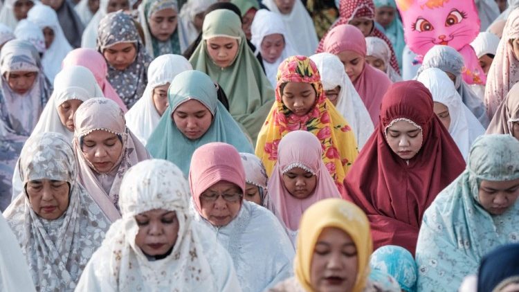 Des musulmans en pleine prière marquant la fin du Ramadan à Jakarta