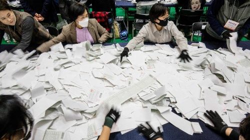 In Seoul werden am 10. April Wahlzettel sortiert