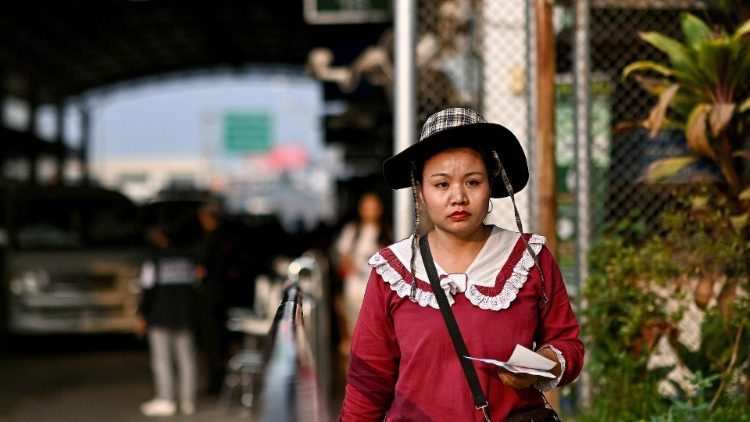 Una donna birmana al confine tra Myanmar e Thailandia