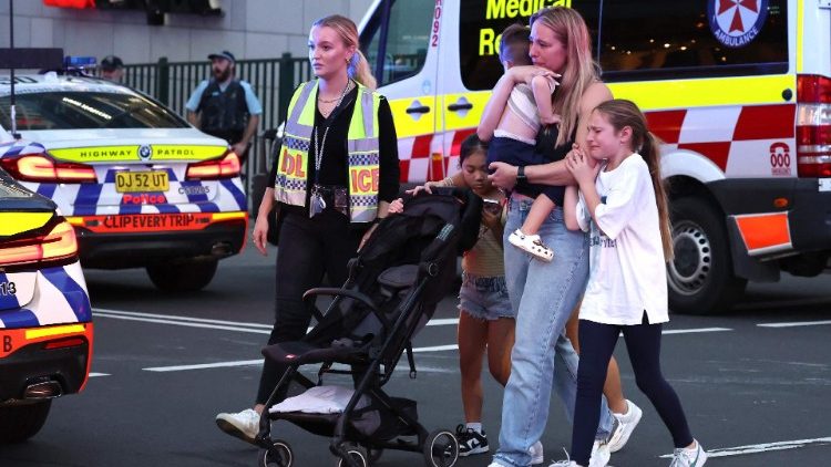 Policiais e equipes de resgate no centro comercial de Sydney, onde seis pessoas foram mortas a facadas
