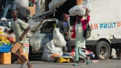 Menschen suchen Zuflucht nach einer Schussattacke in der Hauptstadt Port-au-Prince