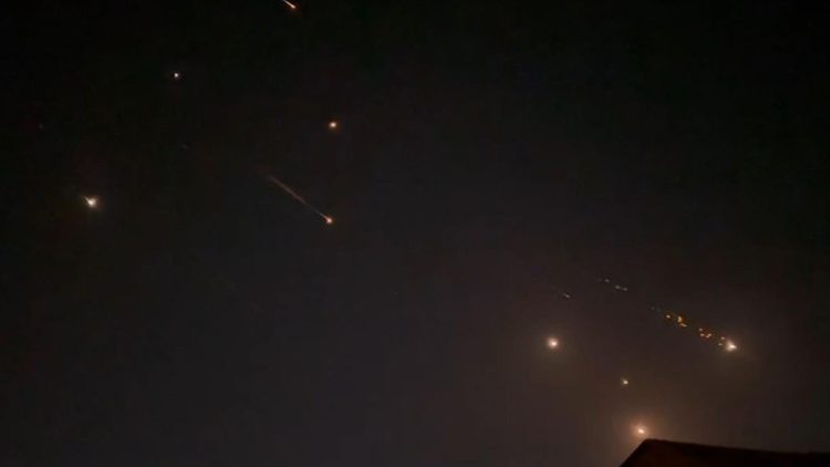 Explosioner på natthimlen över Israel. 
