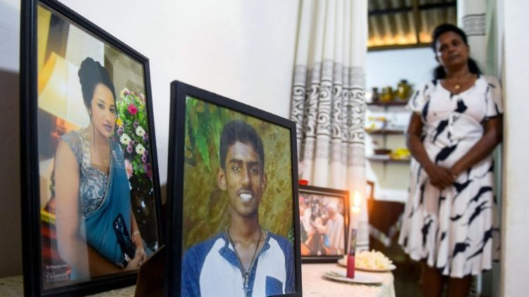 Die Mutter von zwei Opfern der Anschläge in ihrem Heim in Colombo
