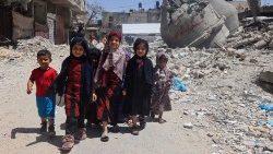 Zerrüttete Zukunft: Kinder inmitten von Trümmern