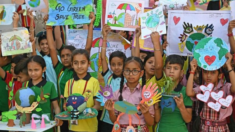 Deti v Amritsare, v Indii, pri školskej iniciatíve Dňa Zeme (22. apr. 2024)