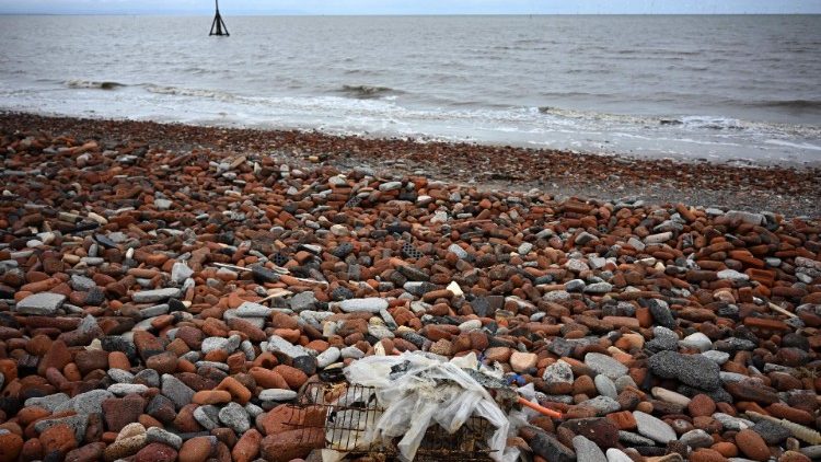 Metāla un plastmasas atkritumi Krosbijas pludmalē, Anglijas ziemeļaustrumos