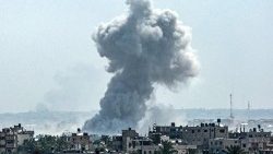 Un panache de fumée s'élève à la suite d'un bombardement israélien dans la bande de Gaza, le 23 avril 2024.
