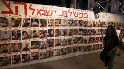 Tel Aviv, na zdi visí fotografie izraelských rukojmích v rukou Hamásu
