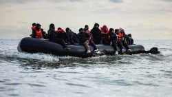 Embarcação com migrantes e requerentes de asilo (foto de arquivo)