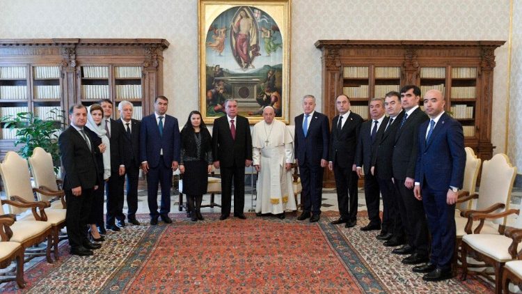 教宗與塔吉克斯坦總統及隨行人員