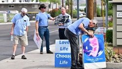 Активисти в подкрепа на живота поставят плакати пред Camelback Family Planning, клиника за аборти във Финикс, Аризона.
