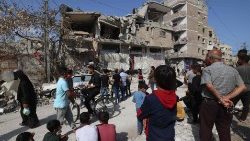 Palestinos ante unos edificios destruidos en Rafah, este 29 de abril 