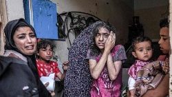 Frauen und Kinder nach einem israelischen Bombenangriff in Nuseirat am 29. April