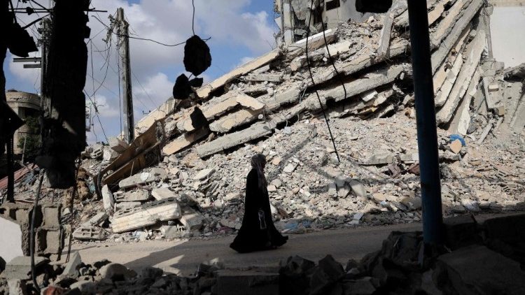Egy palesztin asszony a romok között a Gázai övezetben