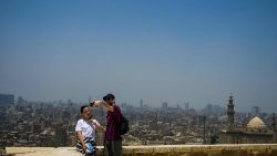 Ein Paar macht Fotos mit der Skyline Kairos  (Foto: AFP)
