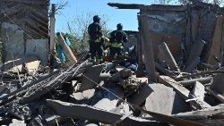 Пажарнікі на развалінах жылога дома ў Харкаве, разбуранага ў выніку расійскай бамбардзіроўкі