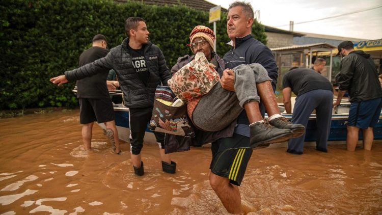 Persone portate in salvo dopo le devastanti inondazioni nel Rio Grande do Sul (Brasile)