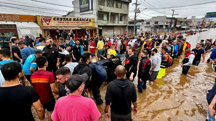 O resgate dos moradores de Canoas, na região metropolitana, atingidos pelas enchentes do RS