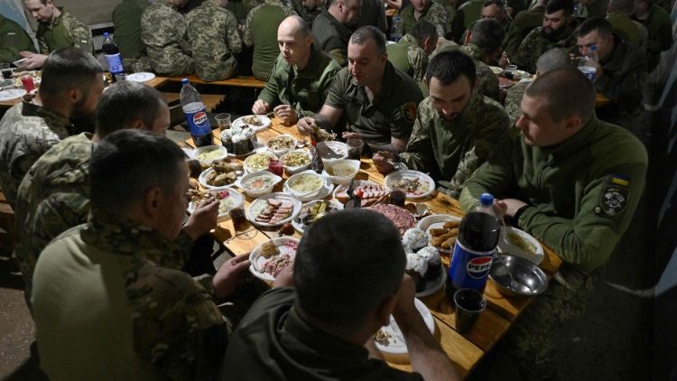 Ukraińscy żołnierze spożywający śniadanie wielkanocne, 5 maja 2024 r.