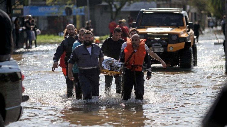 Conforme boletim divulgado pela Defesa Civil nesta terça-feira (07/05) sobe para 90 o número de mortos em razão da enchente no RS