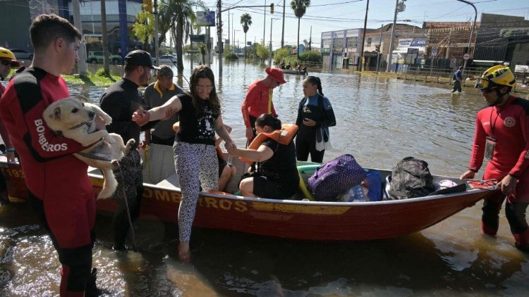 रियो ग्रांडे डो सुल राज्य  में लोग भारी बाढ़ से प्रभावित