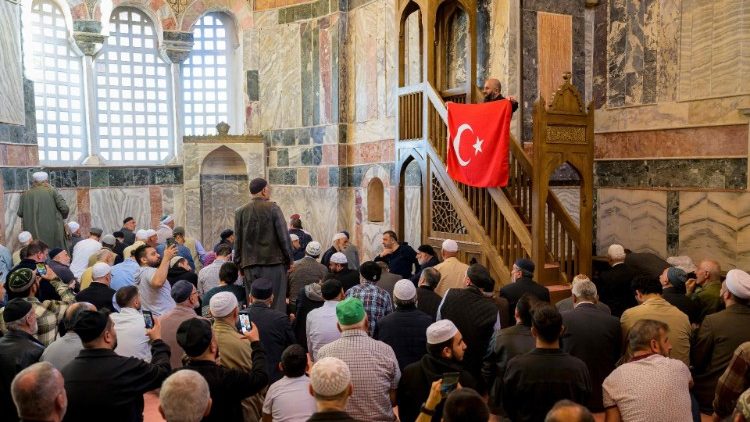 AFP publizierte Fotos von der Wiedereröffnung als Moschee an diesem Montag, 6. Mai