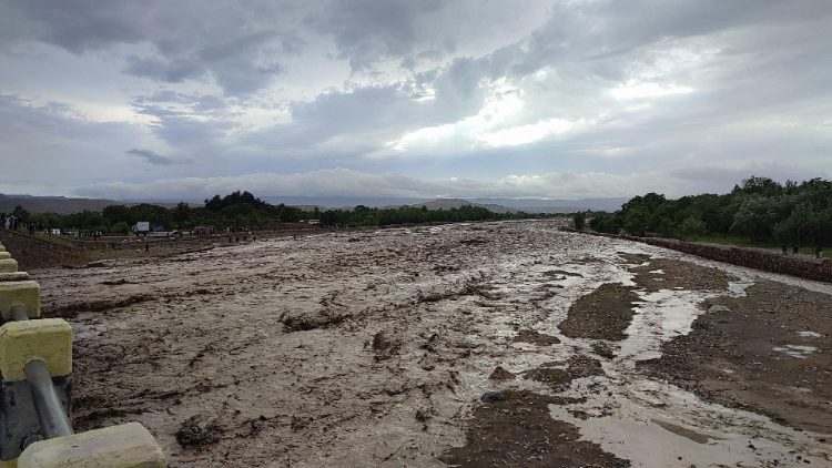 Rio coberto de lama após inundações repentinas na vila de Logariha, no distrito de Nahrin, província de Baghlan (AFP)