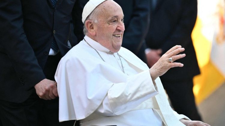 Papež ob prihodu v Verono.