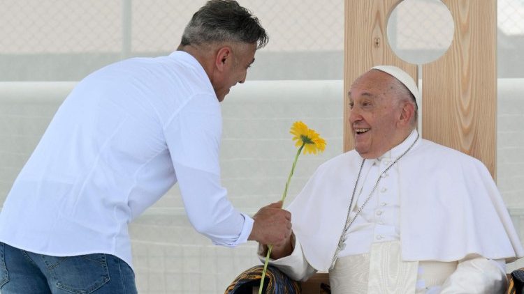 
                    Papa aos detentos: todos têm o direito à esperança, apesar dos erros ou fracassos
                