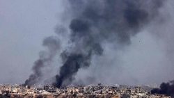 Fumaça de explosões se espalham na Faixa de Gaza em meio ao conflito entre Israel e o grupo Hamas (AFP)
