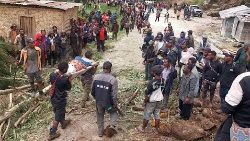 यामबाली गाँव में भूस्खलन के बाद  मदद हेतु बाहर निकले लोग