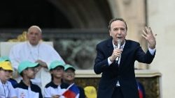 Benigni delivers his monologue in St Peter's Square