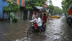 कलकत्ता में रेमाल चक्रवात के कारण भारी वर्षा, बाढ़ की स्थिति 