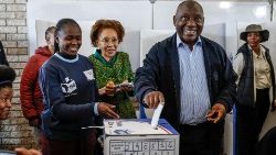 Le président Cyril Ramaphosa, président de l'ANC, en train de déposer son bulletin de vote à Soweto ce mercredi 29 mai. 