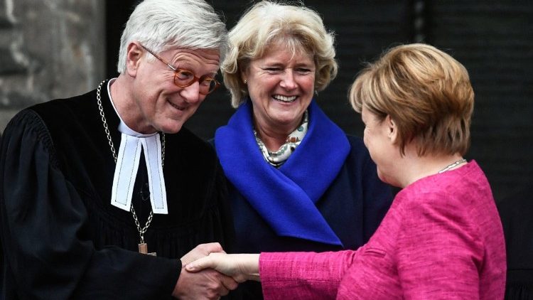 EKD-Ratsvorsitzender Bedford-Strohm, hier mit Kanzlerin Merkel im Rahmen des Reformationsgedenkens