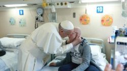 Il Papa abbraccia un malato