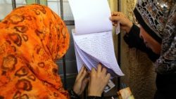 Ägyptische Frauen konsultieren Wahllisten