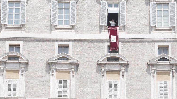 Papež Frančišek med opoldansko molitvijo Angel Gospodov
