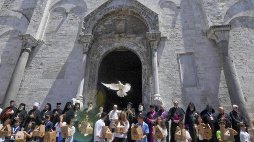 Papa a Bari: la speranza in un volo di colombe