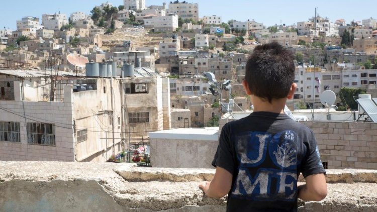 Ein 8-jähriger Junge schaut über die Dächer von Hebron