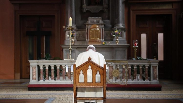 Папа Франциск молится о жертвах злоупотреблений в Ирландии (Дублинский кафедральный собор, 25 августа 2018 г.)